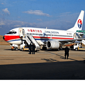 浦东航空托运航空快运业稳步发展的原因是什么？